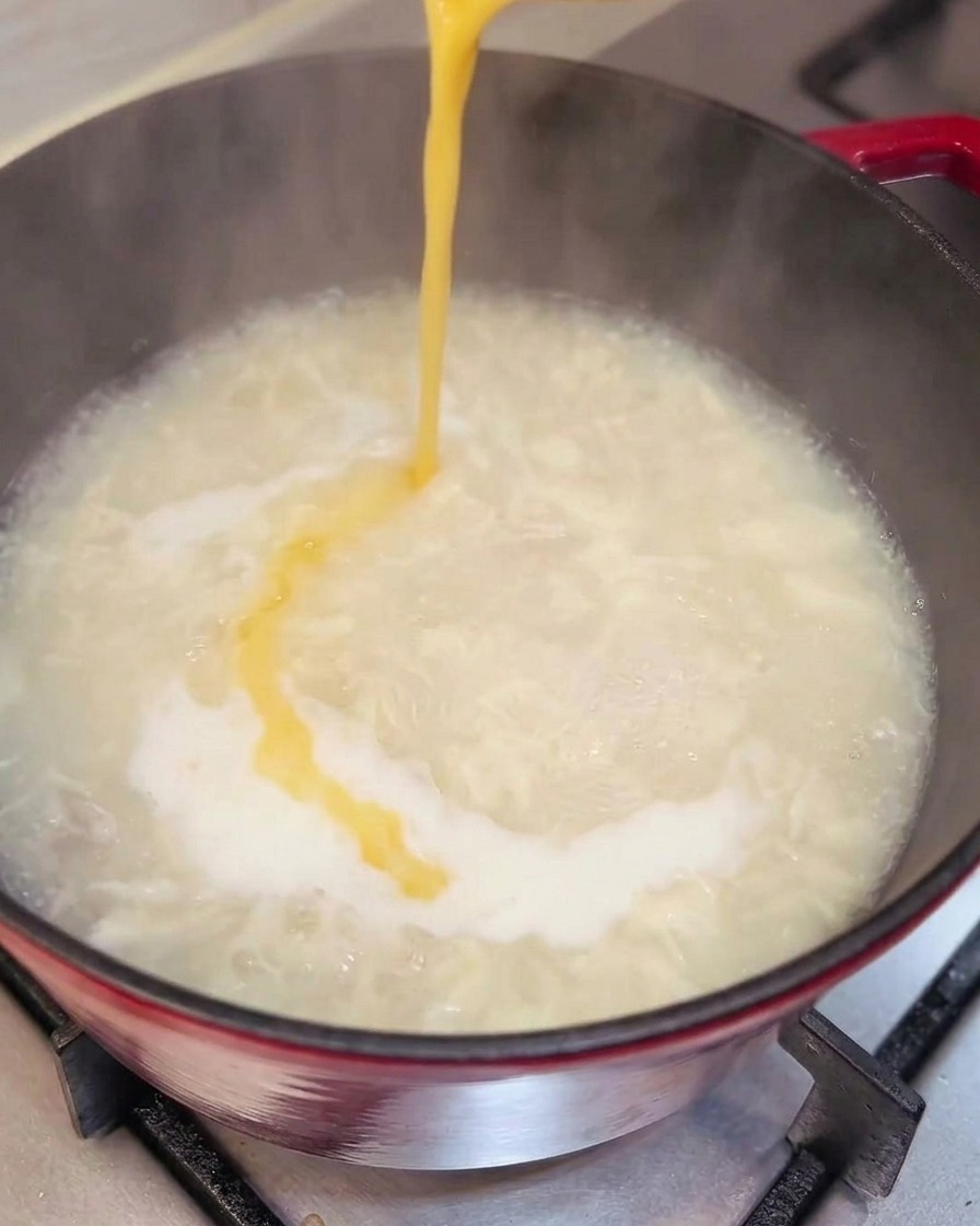 Œuf versé dans la soupe, formant des rubans.