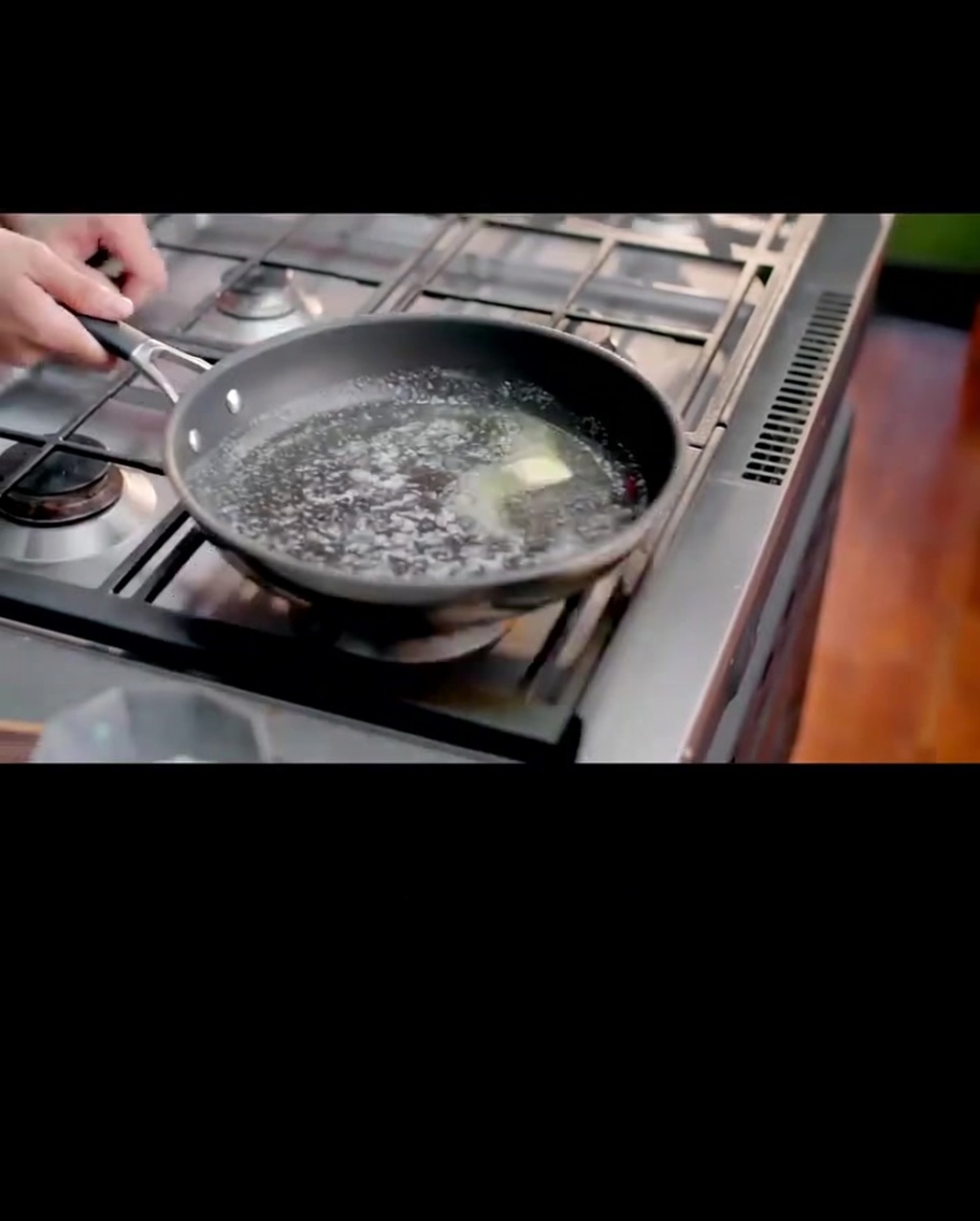 Beurre fondu et farine mélangés dans une casserole pour former un roux lisse et clair.