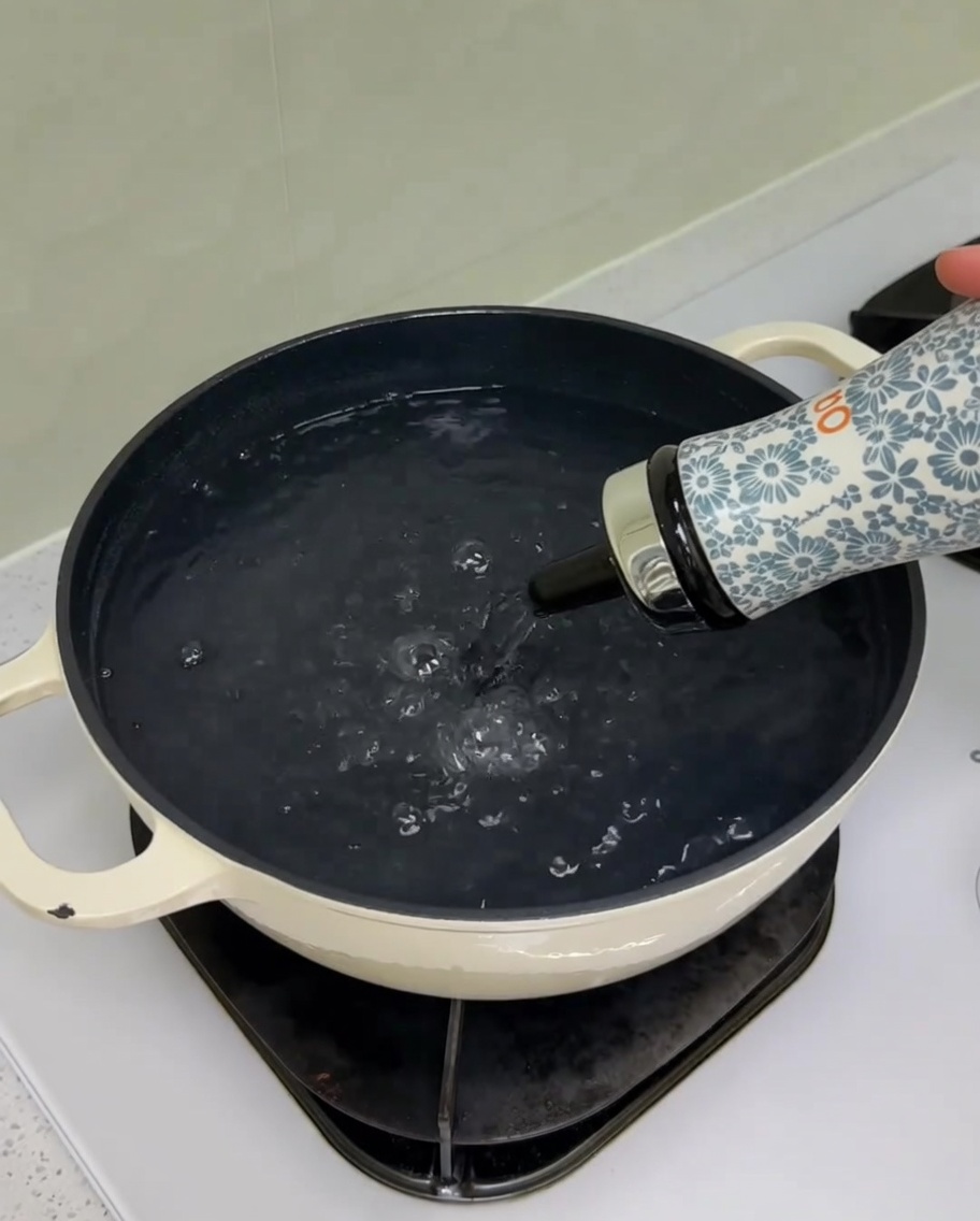 Ajout de sel et dhuile dans une casserole deau sur la cuisinière.