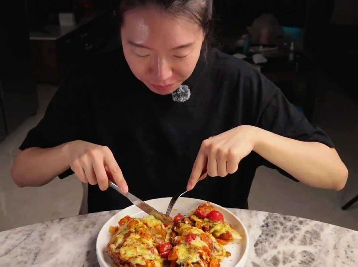 Escalopes de poulet panées en train de frire à la poêle avec de lhuile dolive jusquà ce quelles soient dorées.