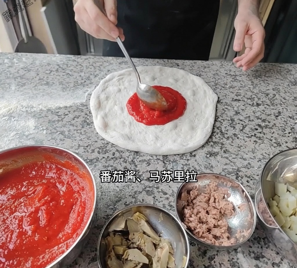 Une louche étalant une sauce tomate rouge lisse sur la base de la pâte à pizza.
