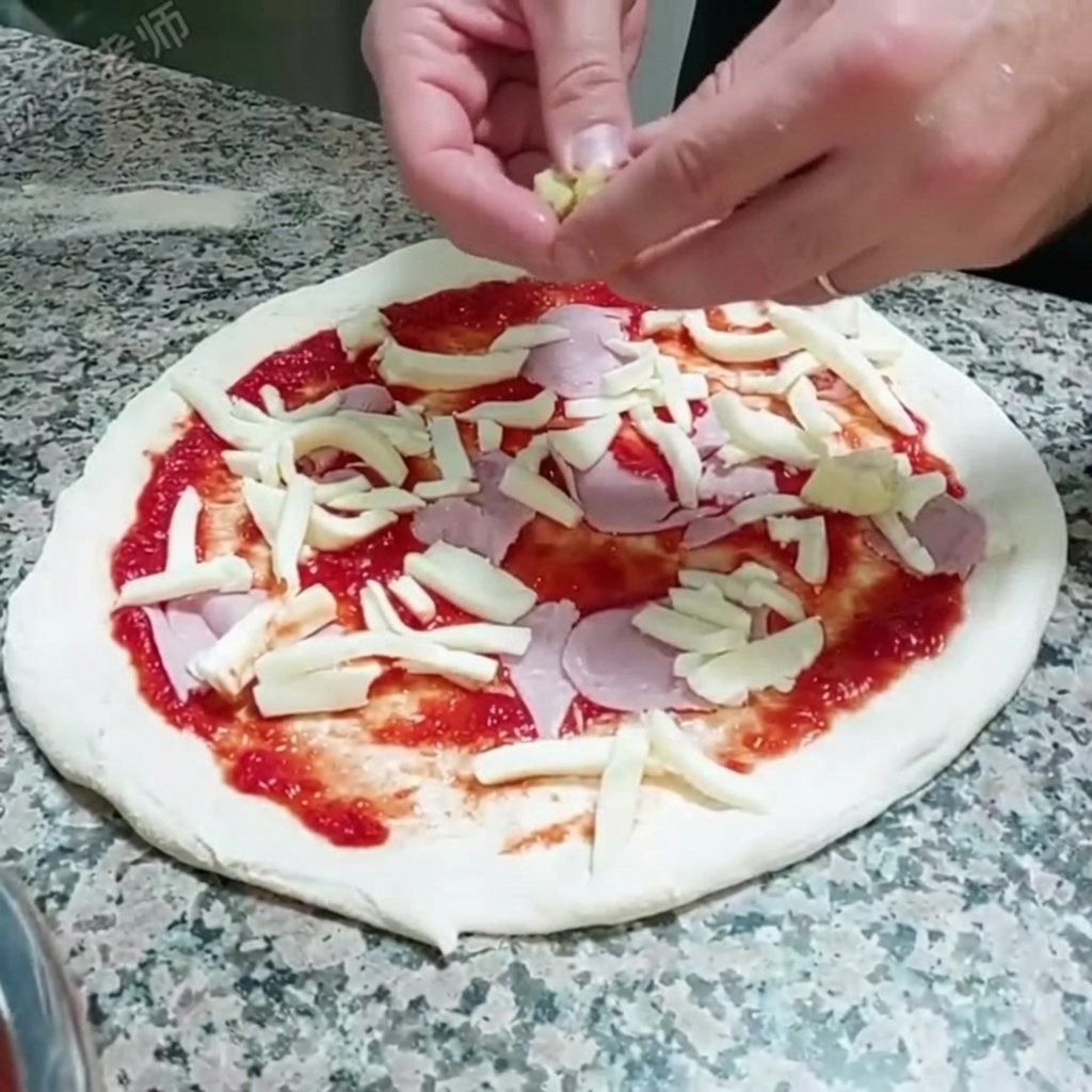 Des morceaux de cœurs dartichauts disposés sur la mozzarella et le jambon.