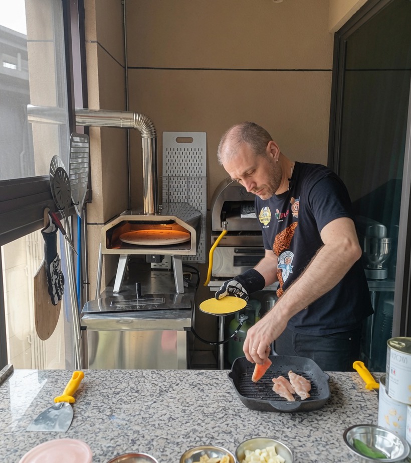 Gros plan sur des morceaux de poulet saisissant sur une poêle à griller en fonte chaude.