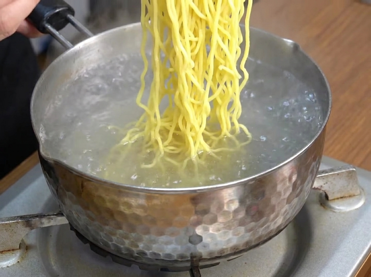 Nouilles ramen chinoises bouillant dans une marmite deau.