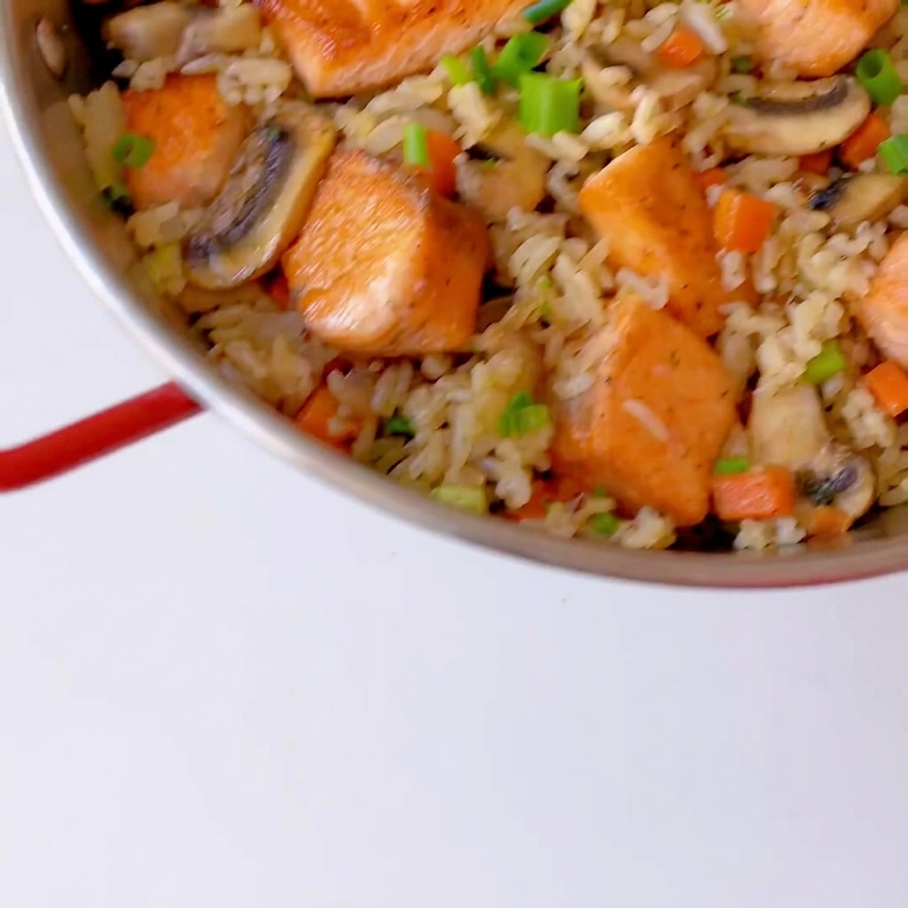 Le riz et les légumes en cours de mélange dans la poêle.