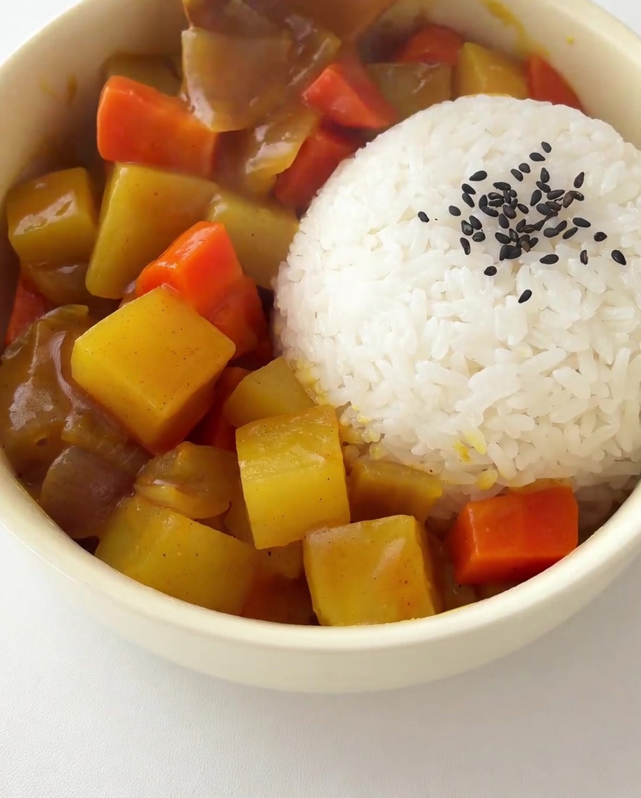 Disposer les tranches de crevette sur le riz et le curry.