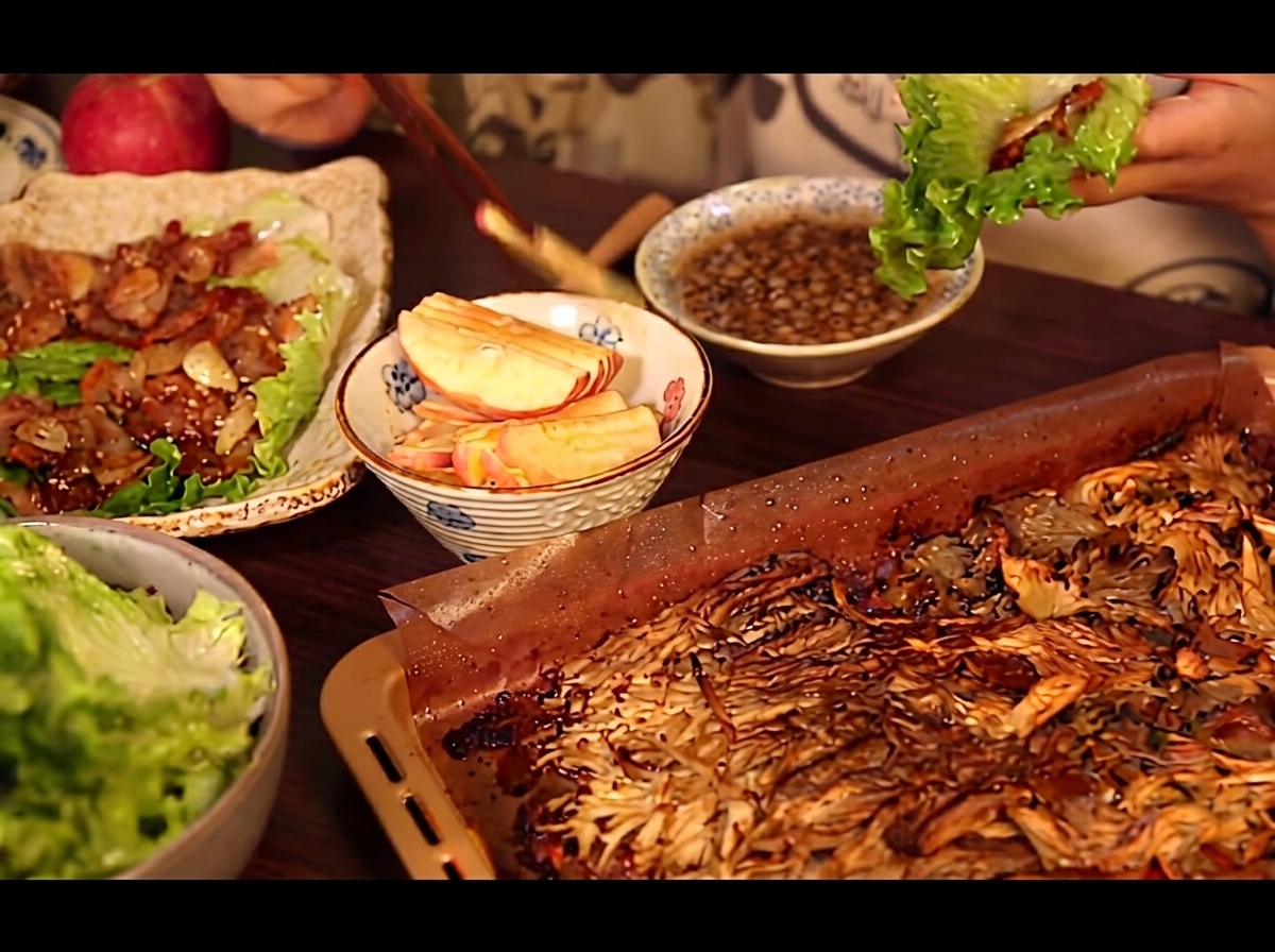 Ail émincé ajouté dans la poêle avec les tranches de porc.
