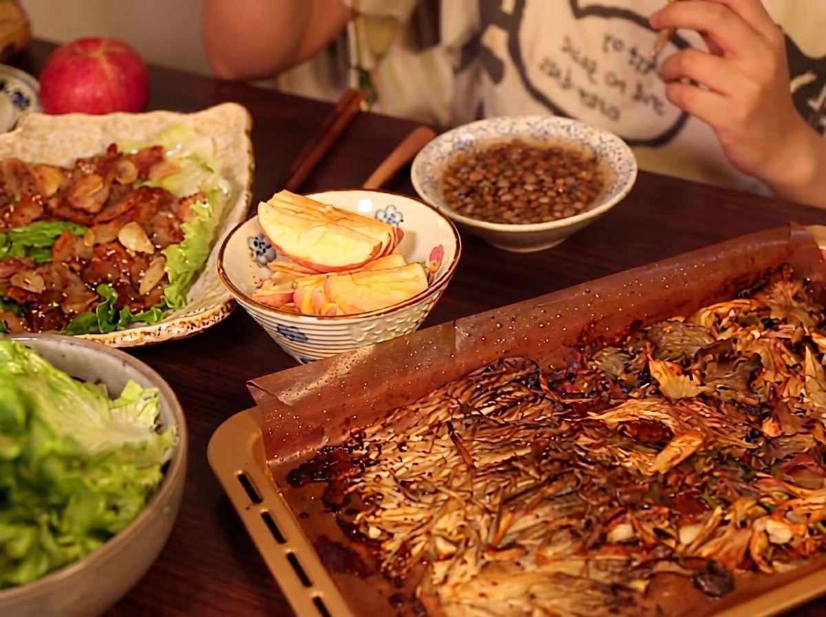 Mélange de sauce versé sur le porc dans la poêle.
