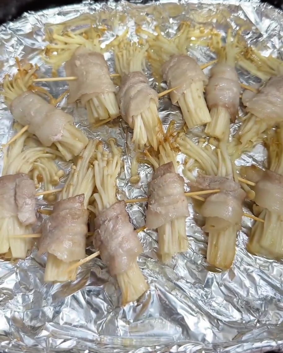 Assaisonnement barbecue saupoudré sur les roulés de porc mi-cuits dans la friteuse.