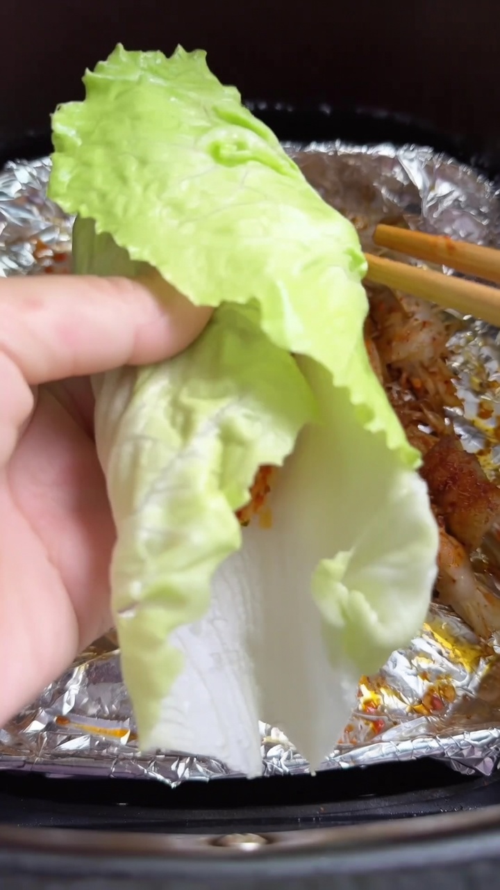 Roulés de poitrine de porc et champignons enoki à la friteuse à air