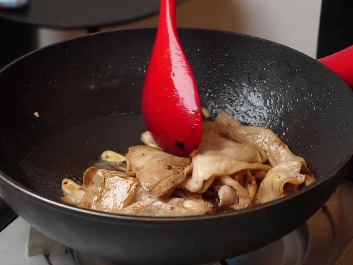 Ajout des sauces soja sur le mélange de porc et daromates.