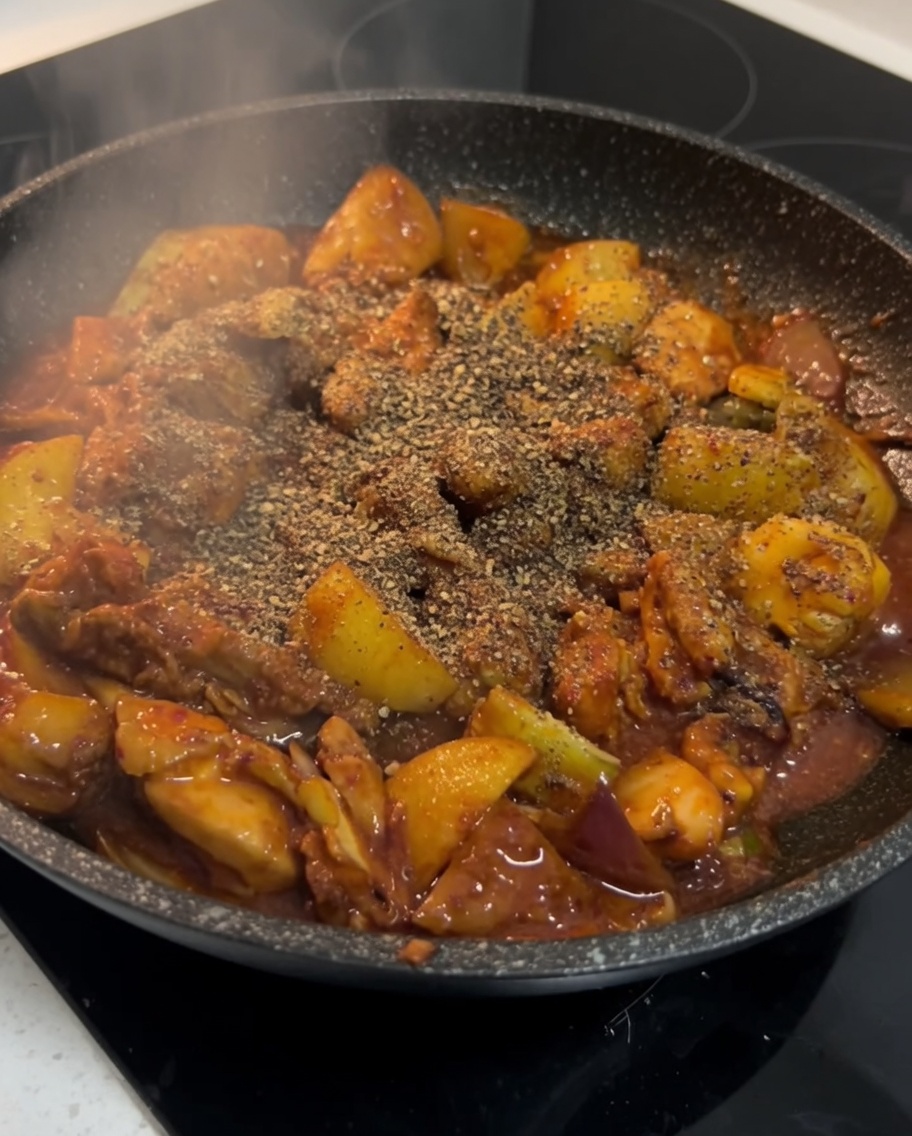 Le plat terminé saupoudré de poudre de périlla dans la poêle.