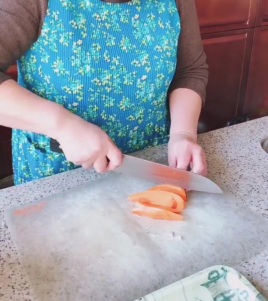 Des pleurotes du panicaut coupés en morceaux sur une planche à découper de cuisine.