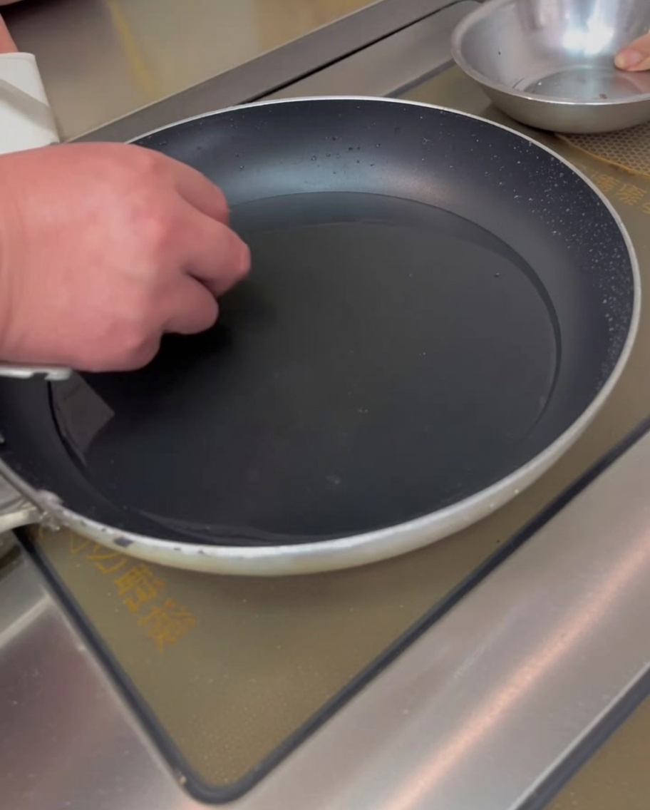 Des gâteaux de riz en train de bouillir dans une casserole.