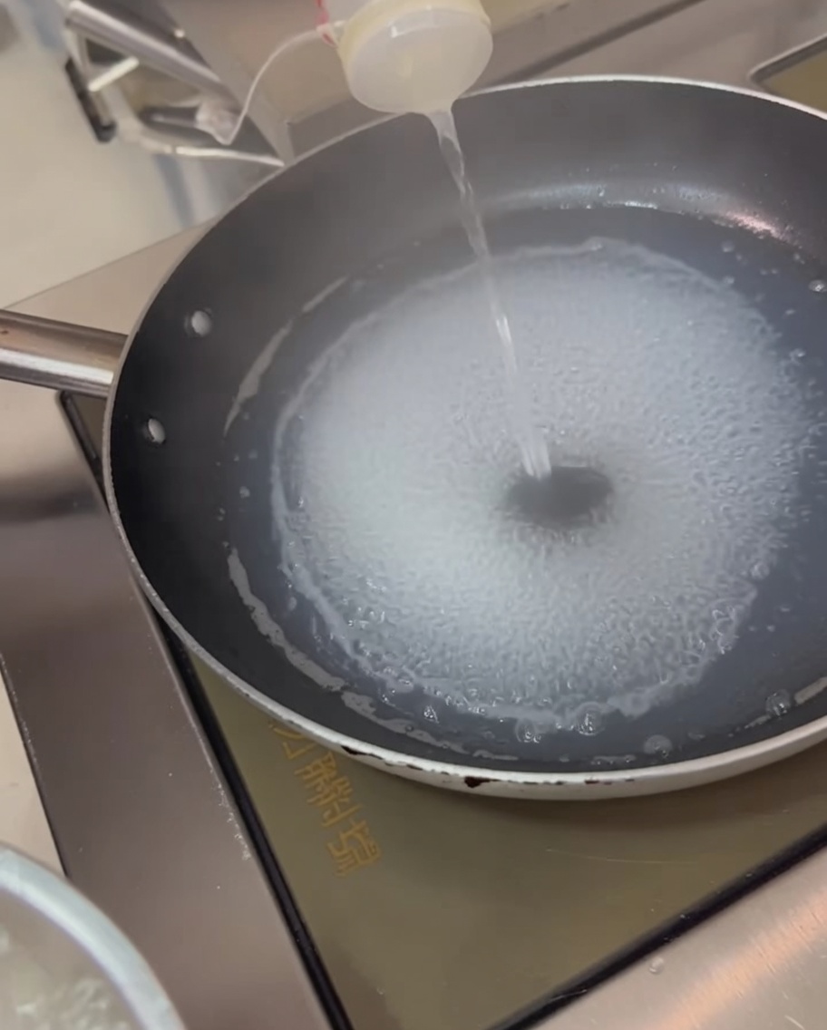 Des anneaux dencornet blanchis dans de leau bouillante.