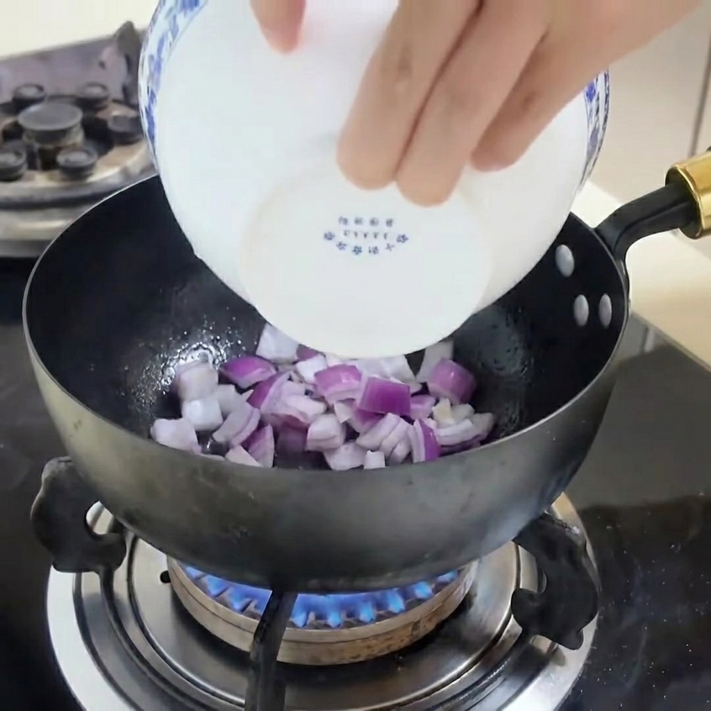 Lamelles doignon rouge sautées dans une poêle avec un peu dhuile.