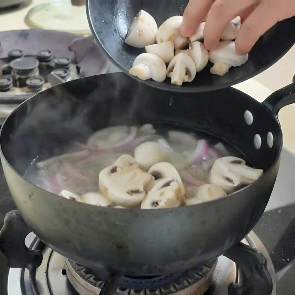 Légumes variés et cubes de tofu ajoutés à leau bouillante dans une casserole.