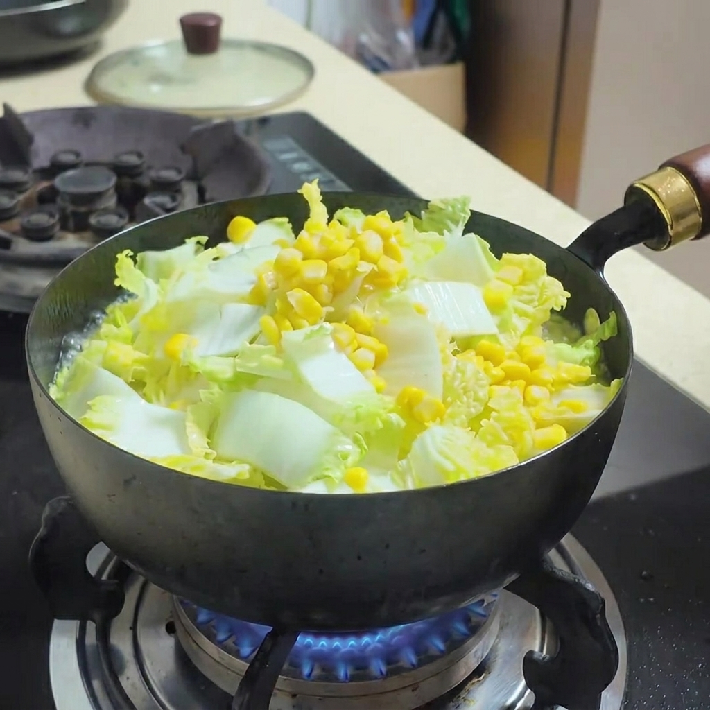 Thon au naturel mélangé à la soupe de légumes et de tofu.