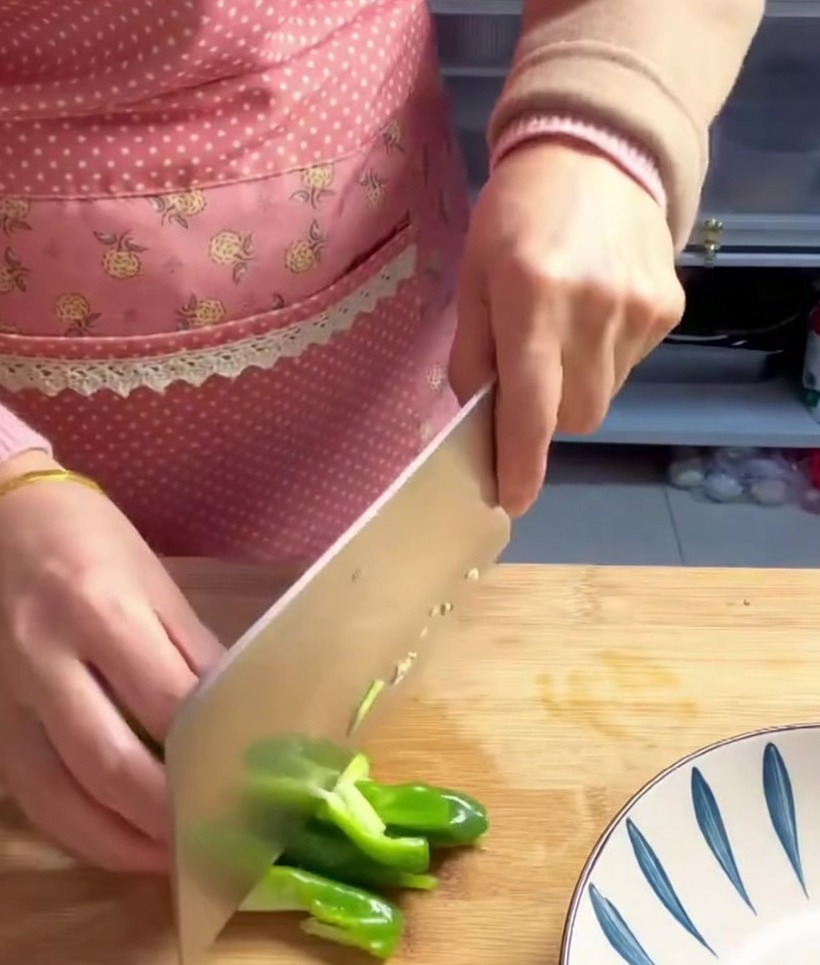 Morceaux de piment vert hachés, prêts à être ajoutés dans la marmite.