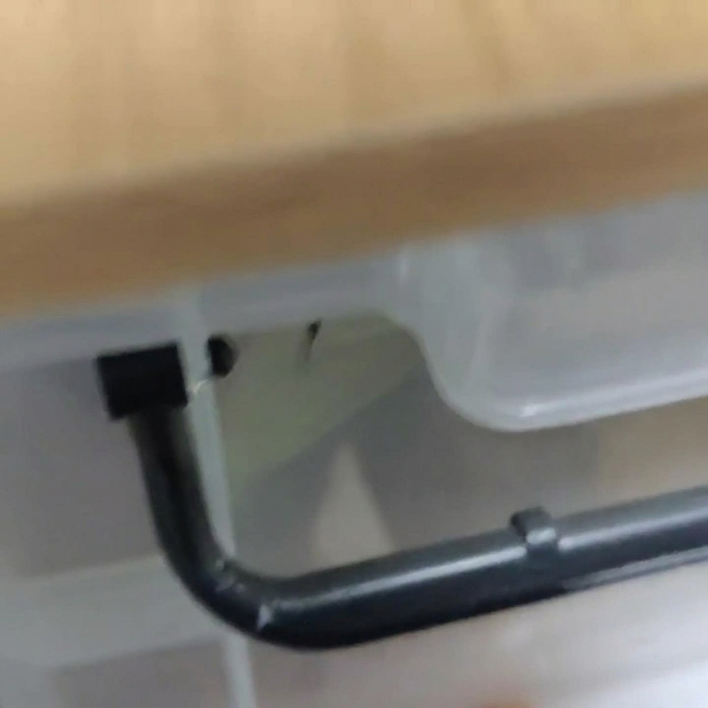 Feuilles de radis séchées trempant dans un bol deau chaude.