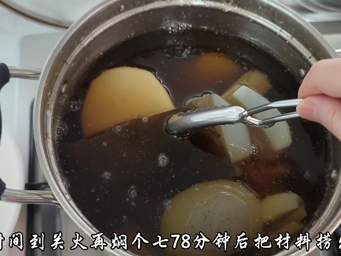 Filtrage des ingrédients solides du bouillon préparé.