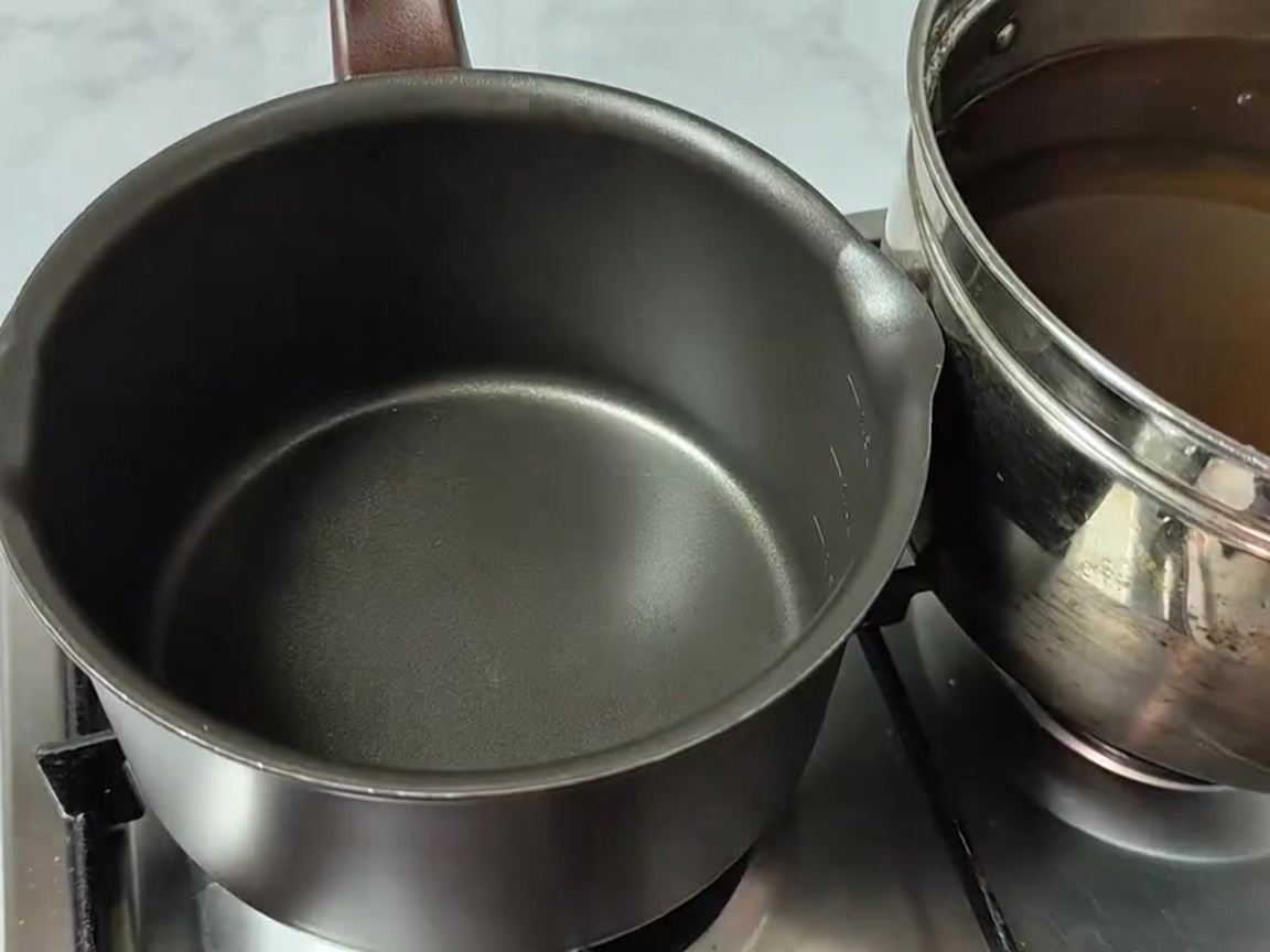 Ingrédients incluant feuilles de radis, tofu, pommes de terre, oignons et champignons enoki disposés dans une marmite.