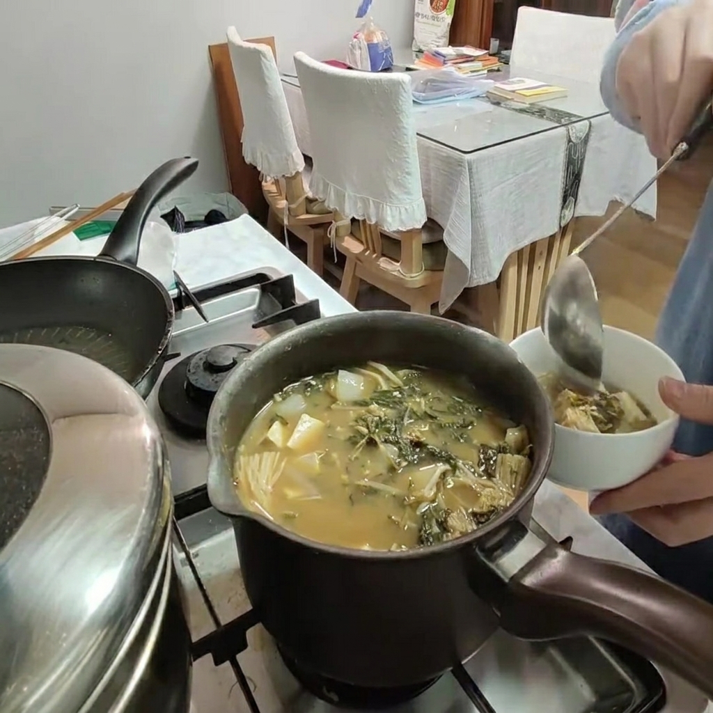 Bouillon versé dans la casserole contenant les ingrédients du ragoût.
