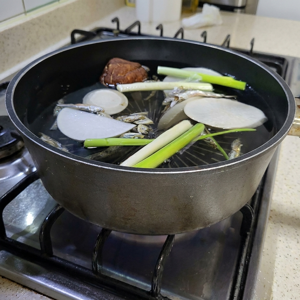 Un grand morceau dalgue kelp ajouté dans la marmite bouillante.