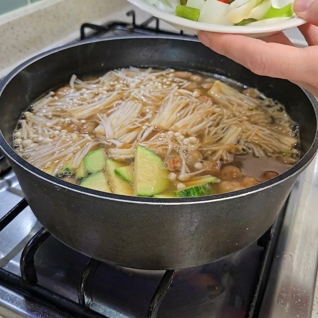 Oignons hachés, cives, piments ajoutés au ragoût avec le tofu.