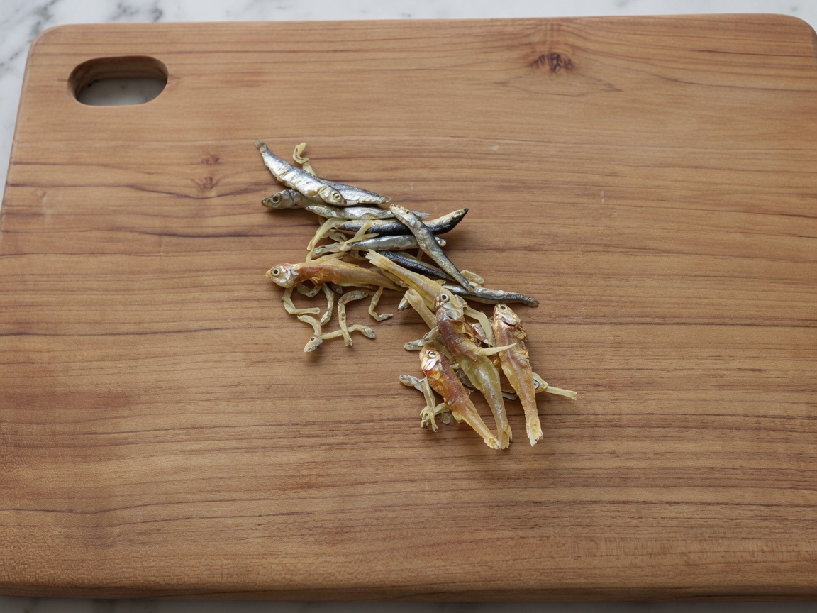Anchois séchés sur une planche en bois après avoir été évidés et étêtés.