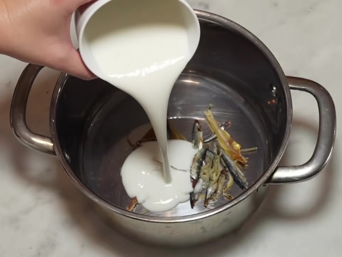 Carrés de kombu séché dans la casserole avec les anchois.