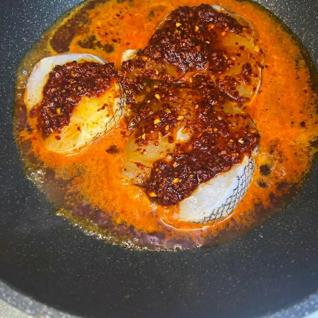 Morceaux de céleri vert frais parsemés sur les filets de cabillaud dans la poêle.