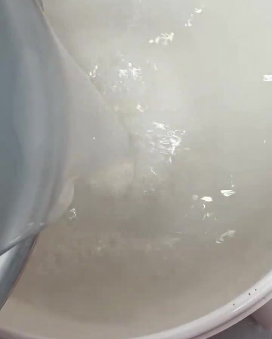 Eau de riz blanche claire versée dans une grande marmite.