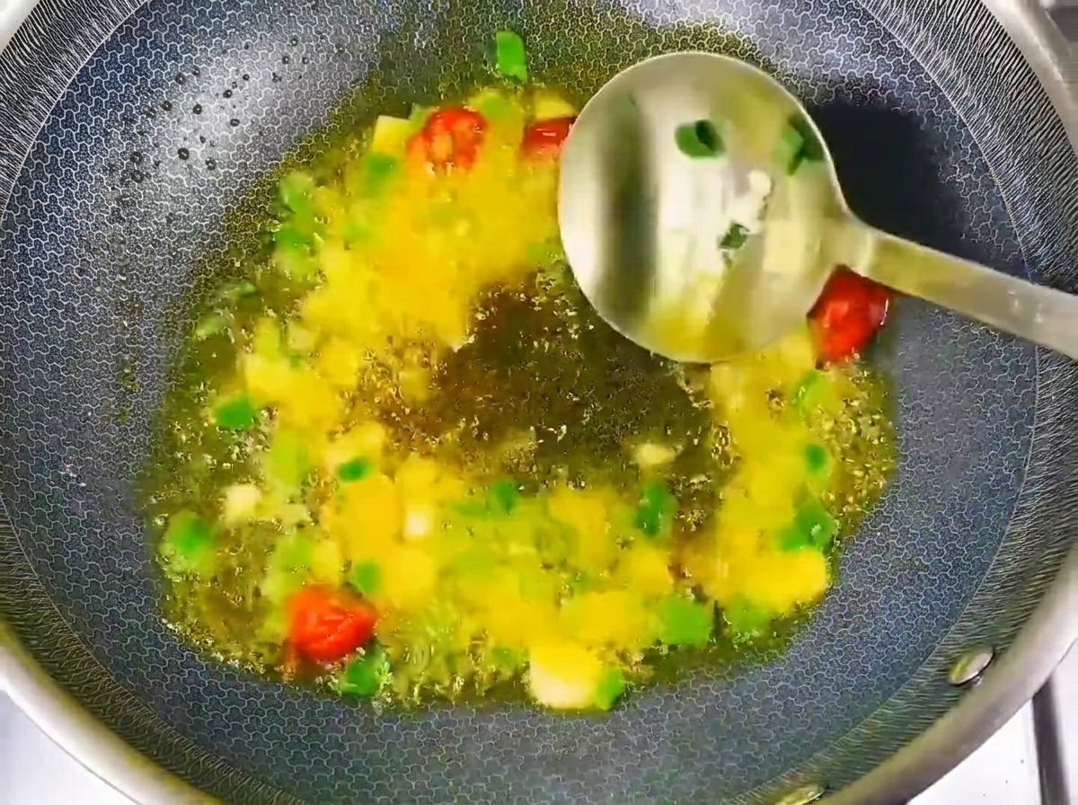 Pâte de soja et sauce soja ajoutées aux aromates sautés dans le wok.
