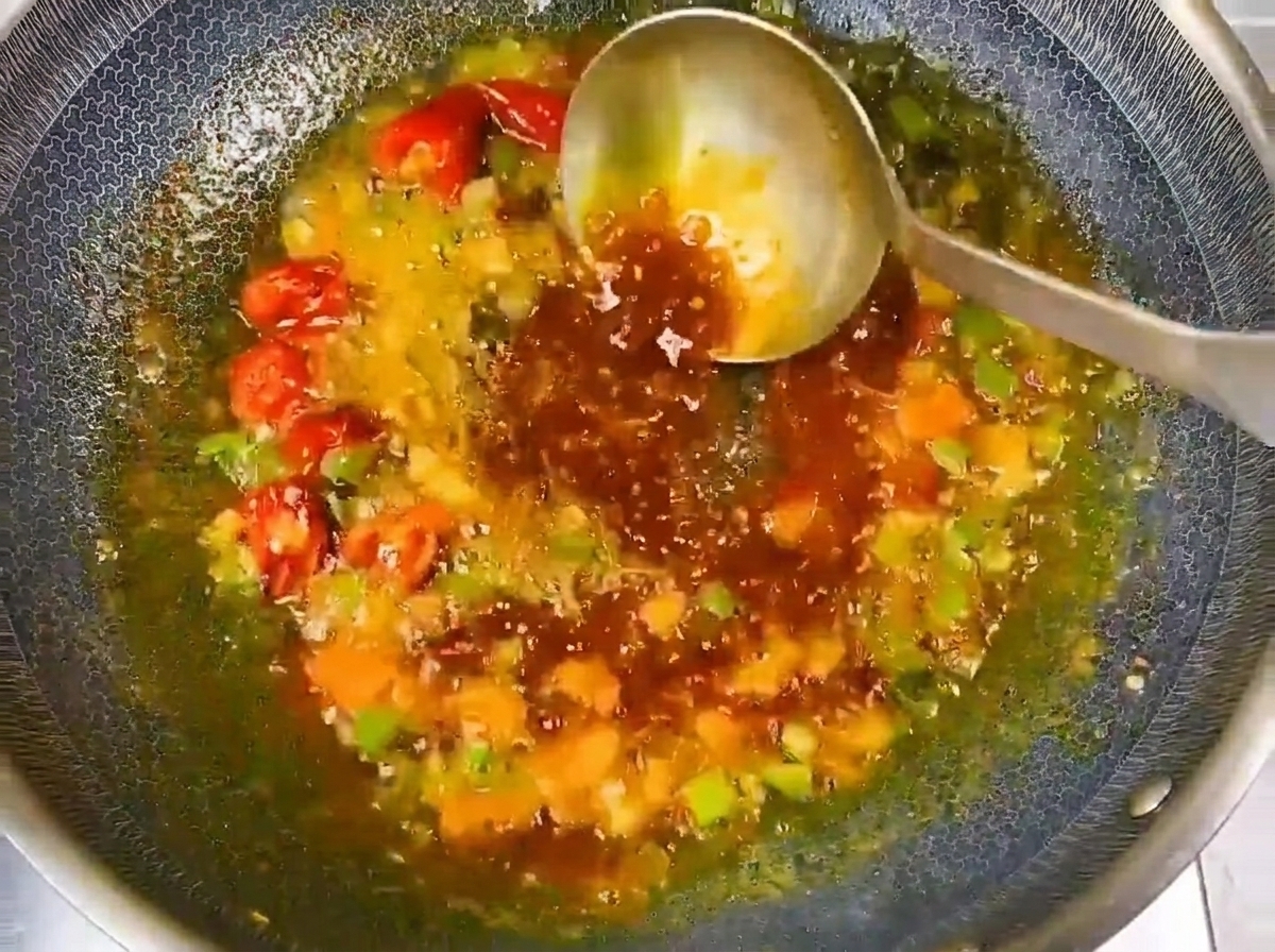 Eau claire versée dans le wok assaisonné pour former un bouillon savoureux.