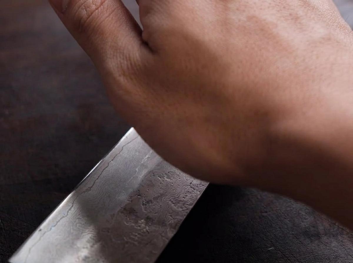 Gousses dail écrasées sur une planche avec la lame dun couteau.