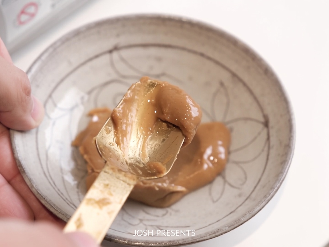 Pâte miso diluée dans un petit bol avec un peu deau chaude.