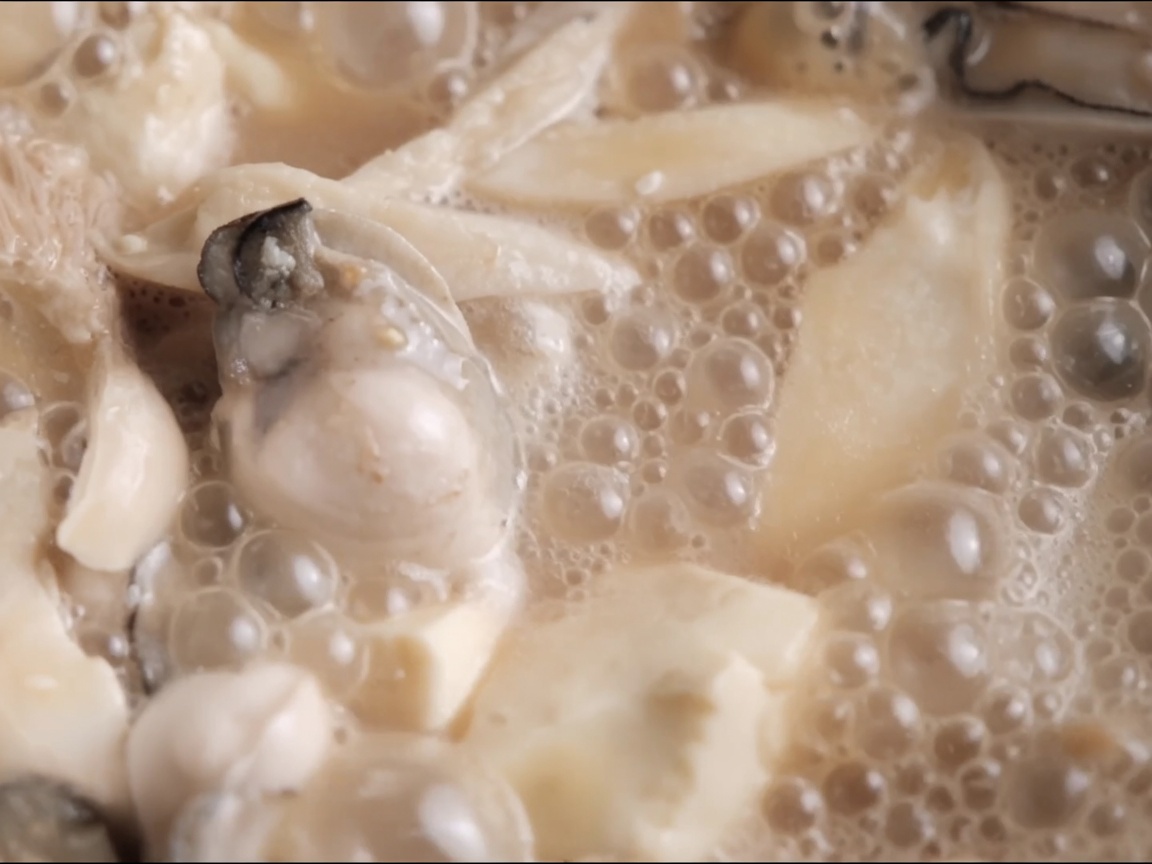 Oignons verts ciselés parsemés sur la soupe chaude.