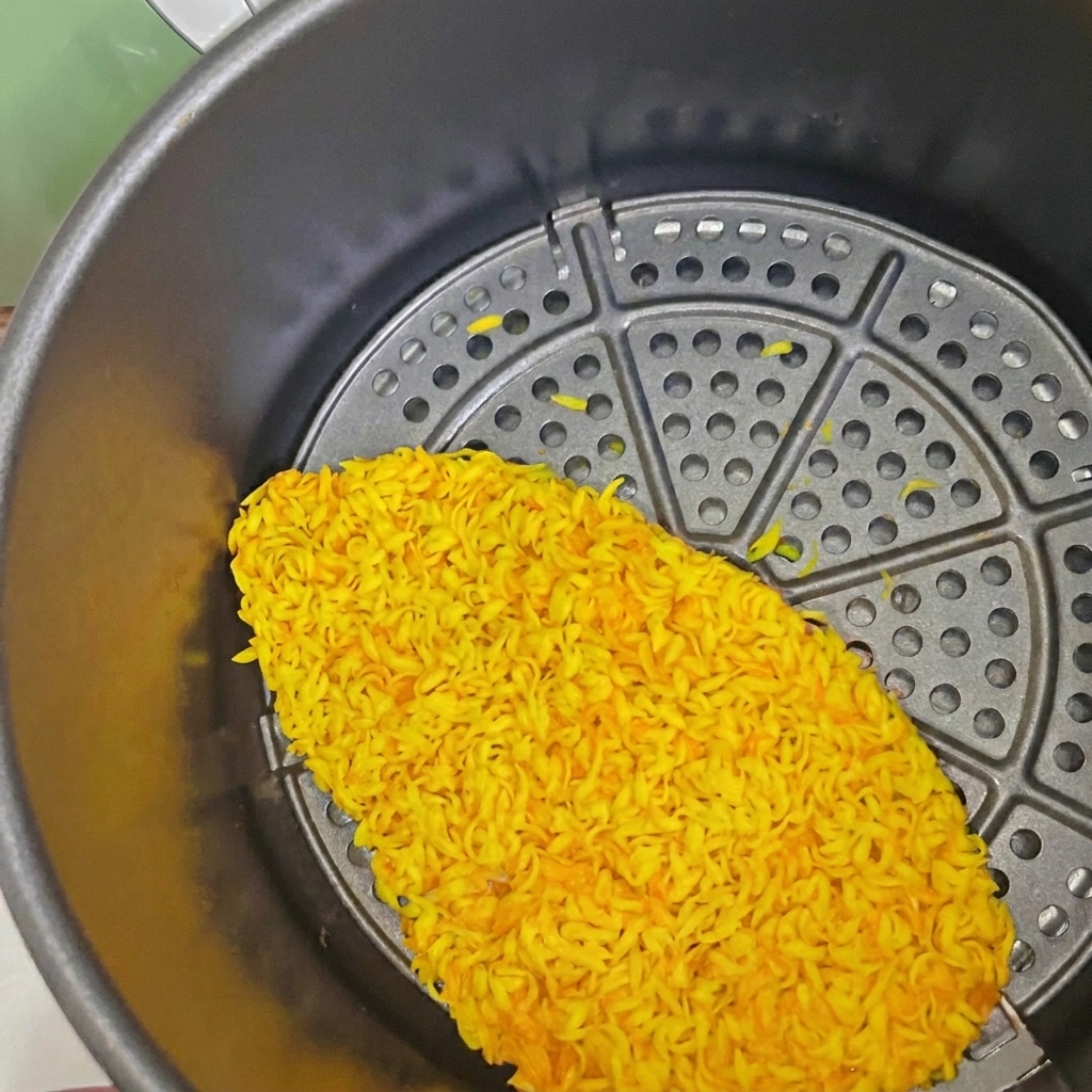 Gros plan sur le cadran de la friteuse à air réglé sur la marque des 10 minutes.