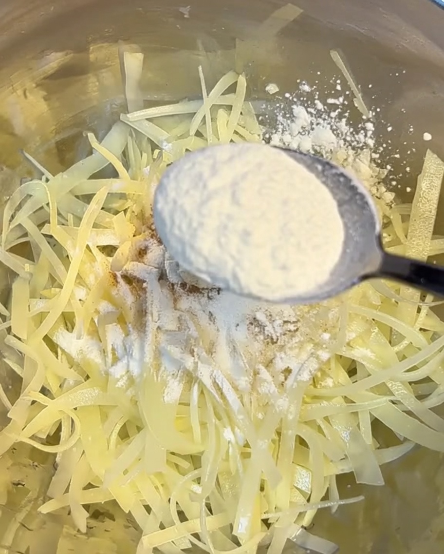 Bol de pommes de terre râpées enrobées dun mélange de farine et de fécule.