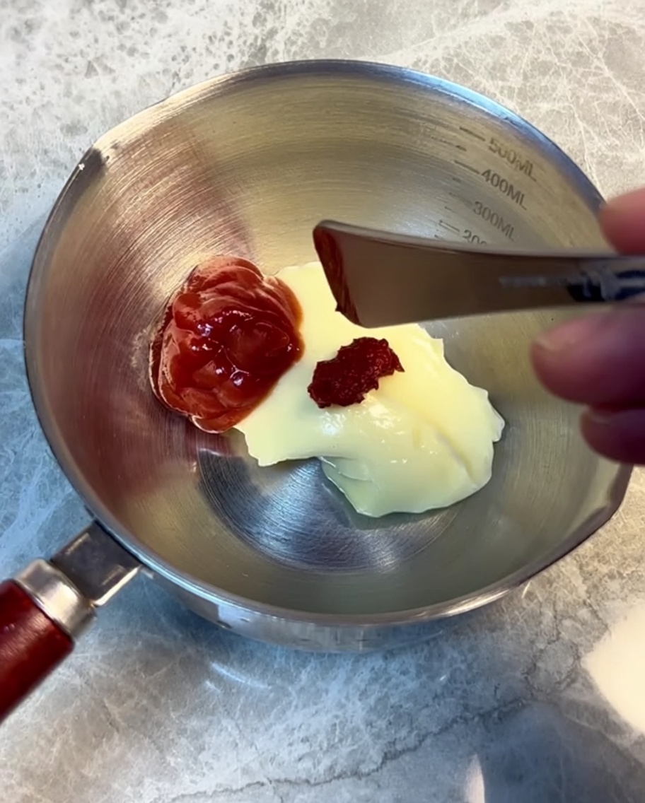 Ingrédients de la sauce mélangés dans une coupelle en inox.