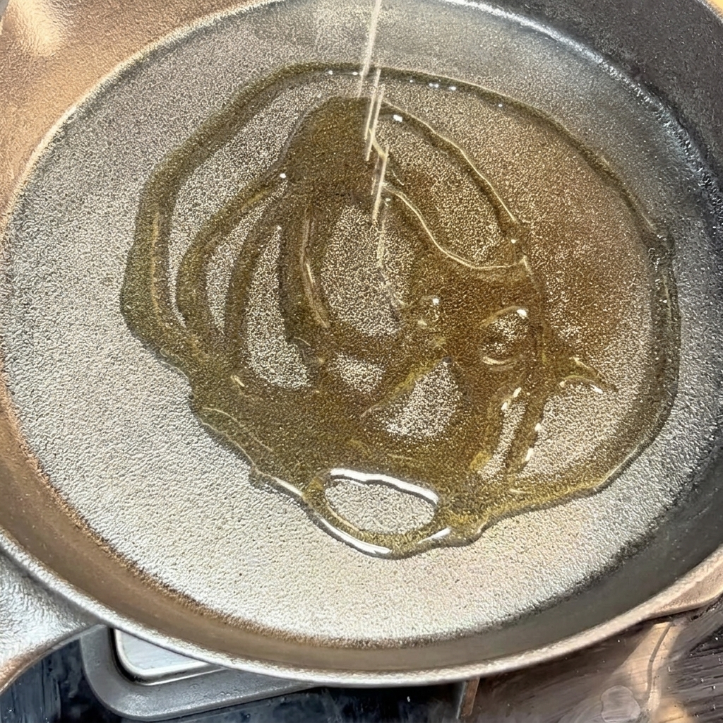 Steak de bœuf saisissant dans une poêle en fonte chaude avec de lhuile.