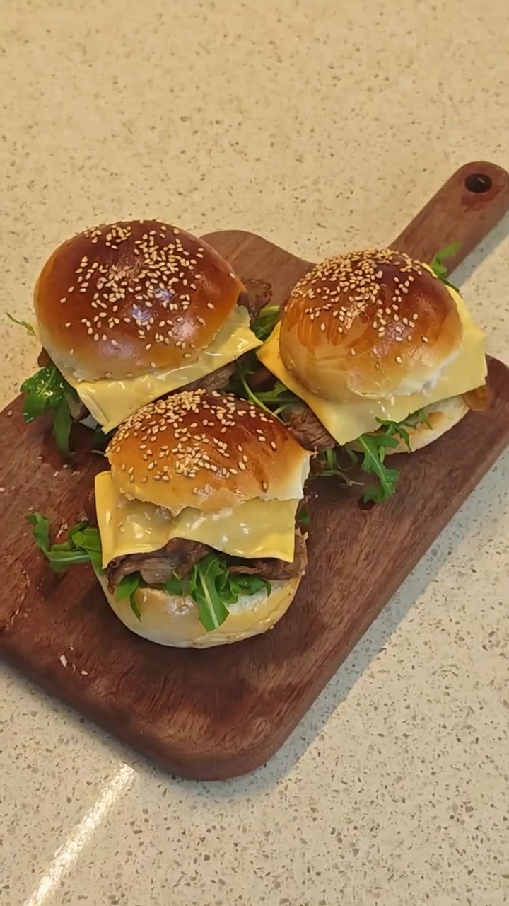 Burgers au bœuf teriyaki maison et roquette fraîche