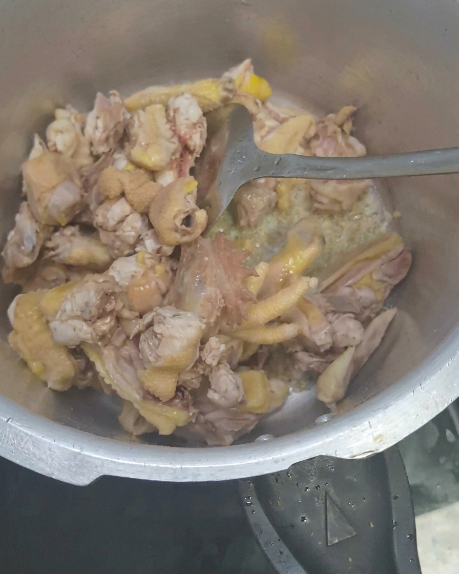 Tranches de galanga mélangées au poulet.