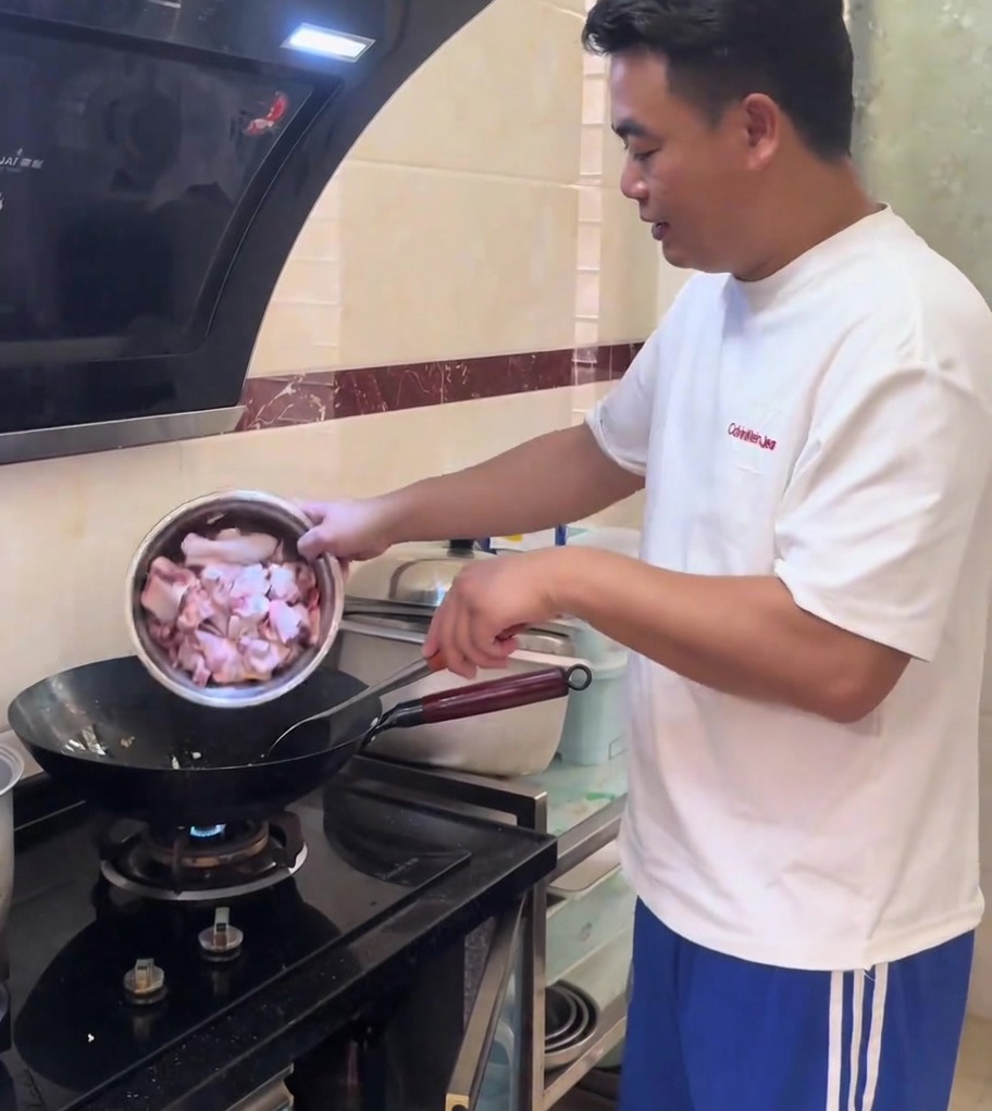 Morceaux de poulet sautés avec du gingembre haché dans un wok chaud et huilé.