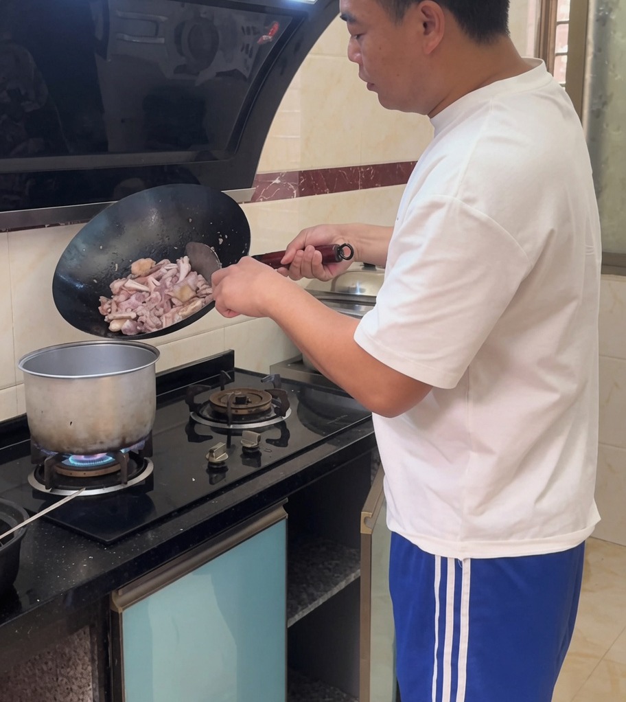 Le mélange de poulet sauté versé dans une grande marmite deau frémissante.