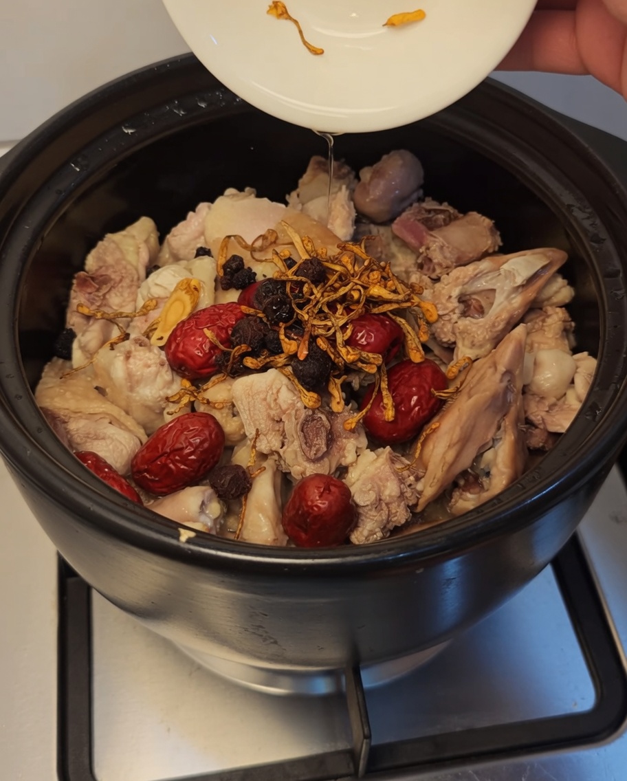 Fleurs de cordyceps, baies de goji et longanes ajoutés au poulet.