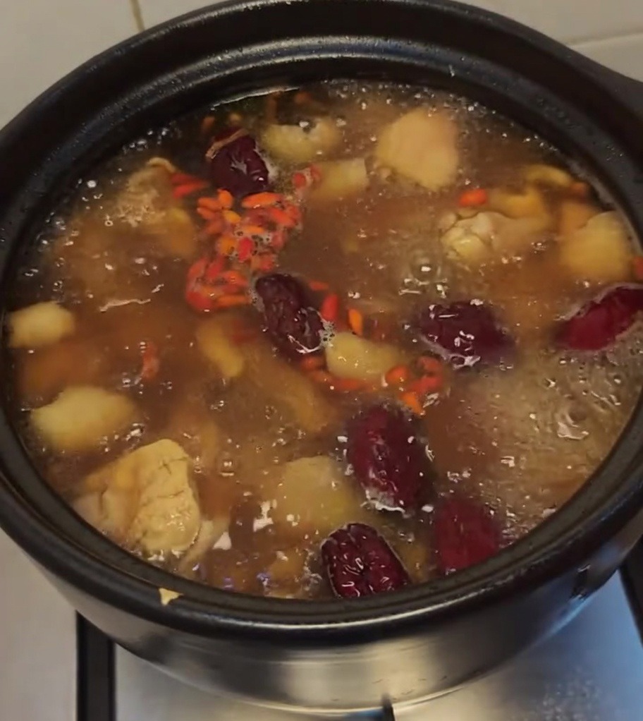 Soupe de poulet garnie de baies de goji vibrantes.