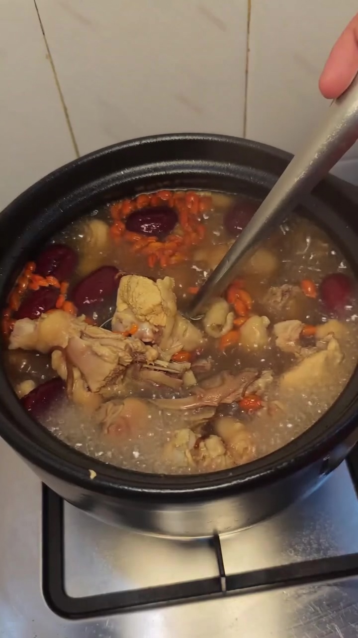 Soupe de poulet médicinale aux herbes