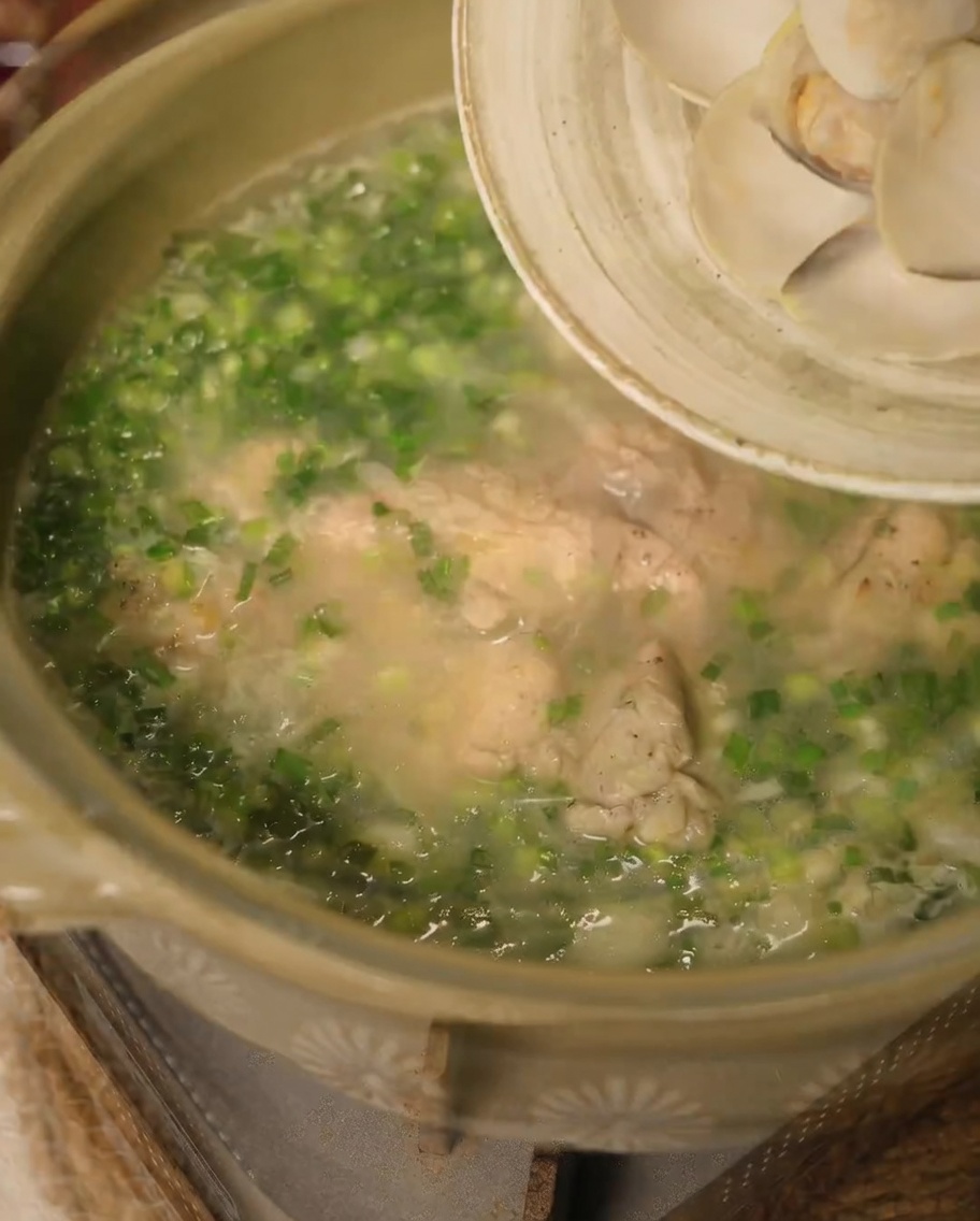 Lamelles doignon et gousses dail dorant dans le gras de poulet fondu.